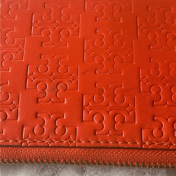 EMBOSSED-T ZIP CONTINENTAL WALLET - Picture 1 of 7